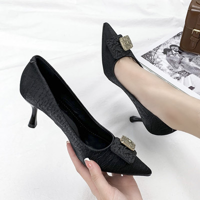 Kožne ženske cipele na špic i metalni element