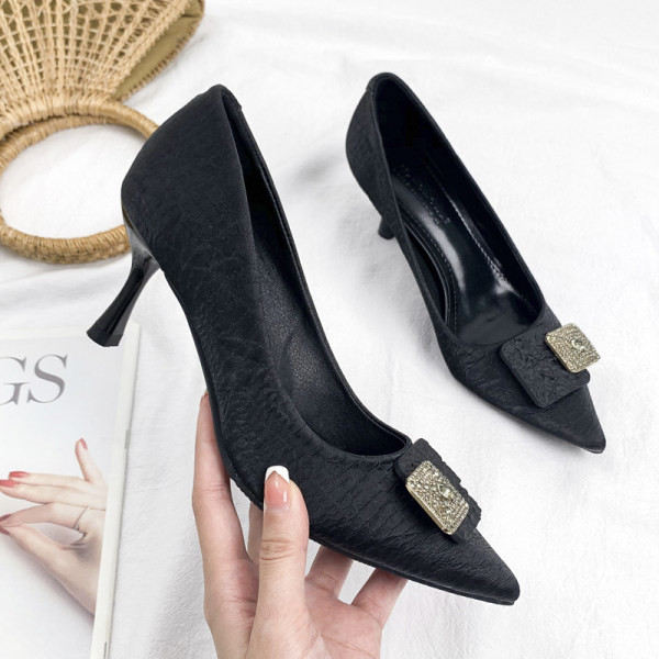 Kožne ženske cipele na špic i metalni element