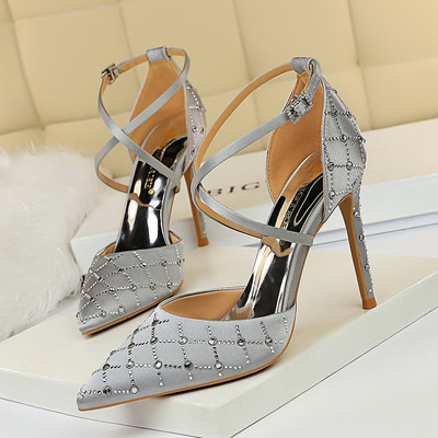 Novi model ženskih cipela sa kamenčićima i petom od 10 cm