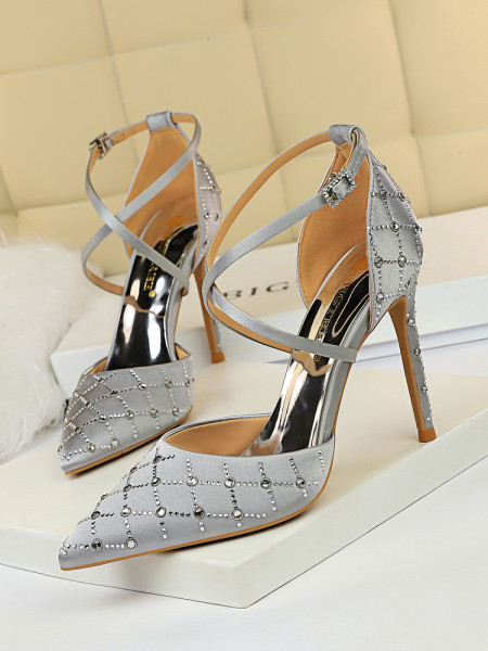 Novi model ženskih cipela sa kamenčićima i petom od 10 cm