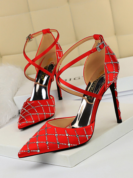 Novi model ženskih cipela sa kamenčićima i petom od 10 cm