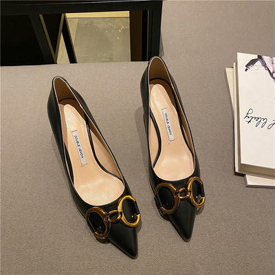 Moderne ženske cipele od umjetne kože - s metalnim elementom