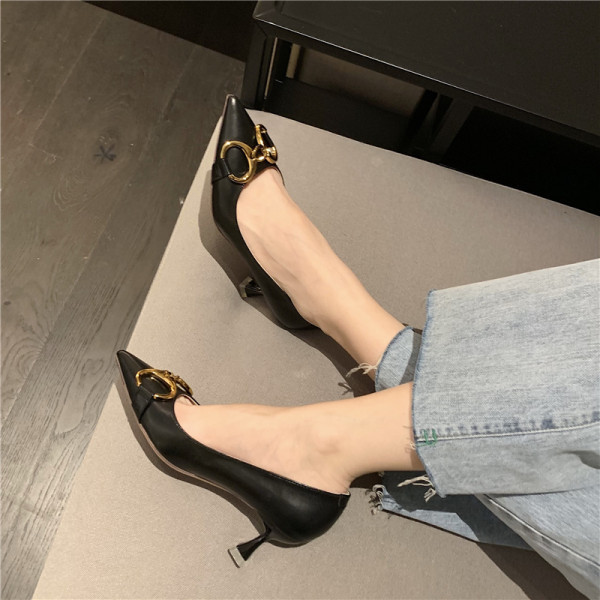 Moderne ženske cipele od umjetne kože - s metalnim elementom