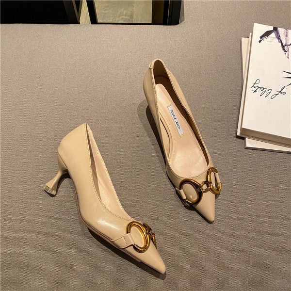 Moderne ženske cipele od umjetne kože - s metalnim elementom