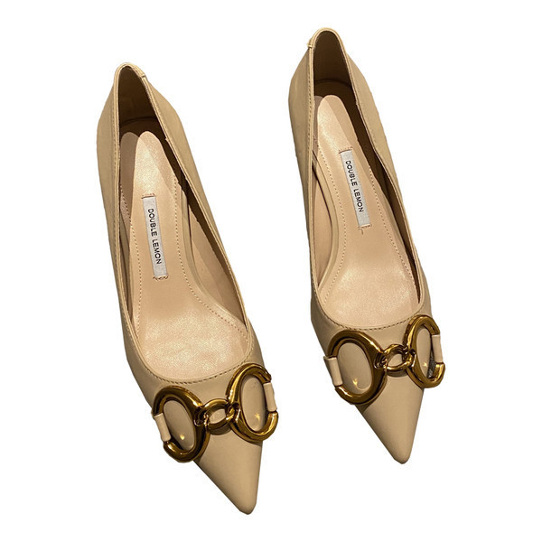 Moderne ženske cipele od umjetne kože - s metalnim elementom