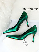 Moteriški batai vidutinio kulno smailaus modelio