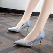 Naiste kõrge kontsaga kingad terava mudeli ja särava efektiga