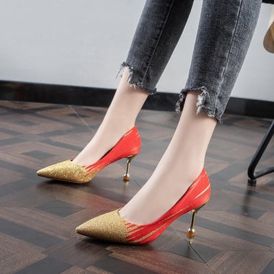 Naiste kõrge kontsaga kingad terava mudeli ja särava efektiga