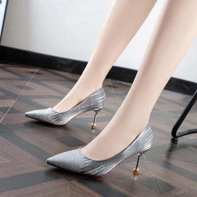 Naiste kõrge kontsaga kingad terava mudeli ja särava efektiga