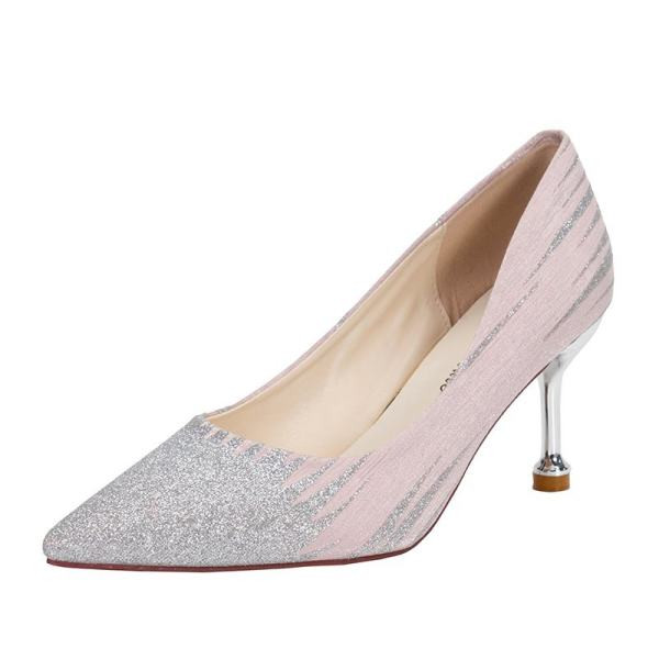 Ženske cipele na visoku petu model špica i sjajnog efekta