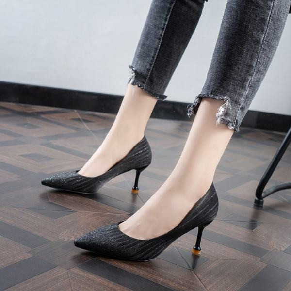 Ženske cipele na visoku petu model špica i sjajnog efekta