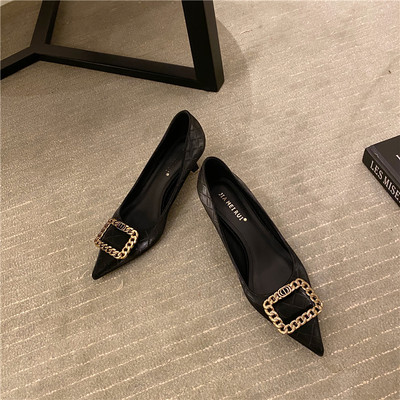 Moderne ženske cipele od umjetne kože sa metalnim elementom