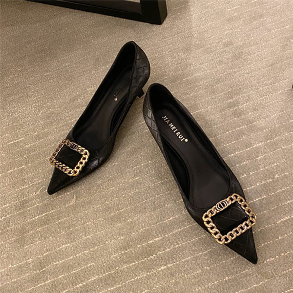 Moderne ženske cipele od umjetne kože sa metalnim elementom