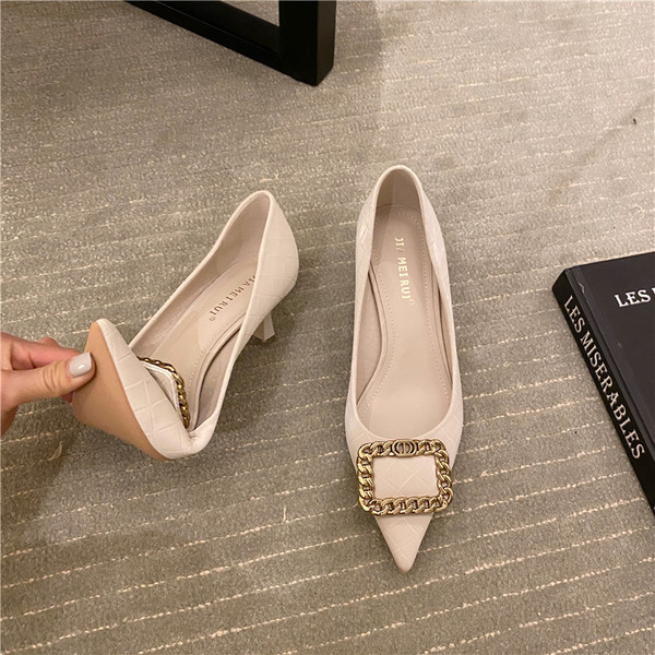 Moderne ženske cipele od umjetne kože sa metalnim elementom