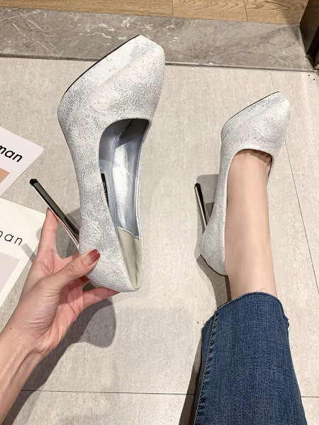 Moderne cipele na visoku petu i platformu