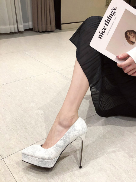 Moderne cipele na visoku petu i platformu