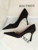 Stiilsed läikivate osakeste ja 8 cm kontsaga naiste kingad