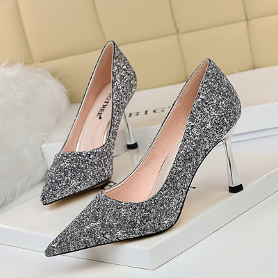 Stiilsed läikivate osakeste ja 8 cm kontsaga naiste kingad