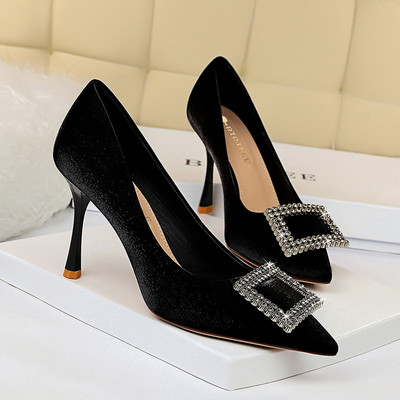 Ženske baršunaste cipele s kopčom i kamenčićima