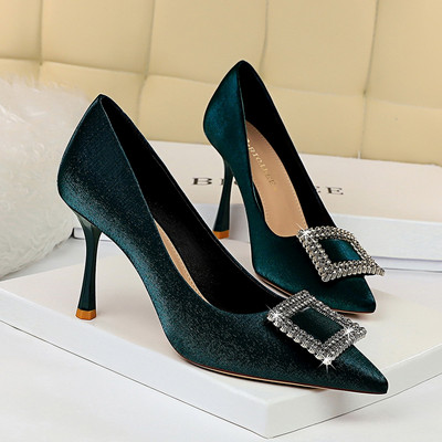 Ženske baršunaste cipele s kopčom i kamenčićima