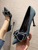 Elegantne ženske cipele od eko brušene kože s trakom i kamenčićima