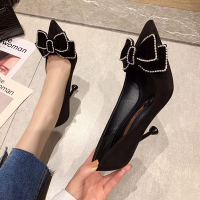 Elegantne ženske cipele od eko brušene kože s trakom i kamenčićima