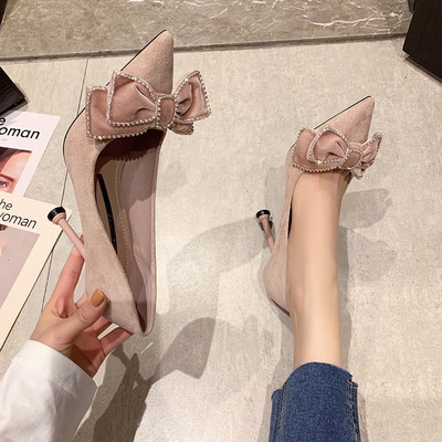 Elegantne ženske cipele od eko brušene kože s trakom i kamenčićima