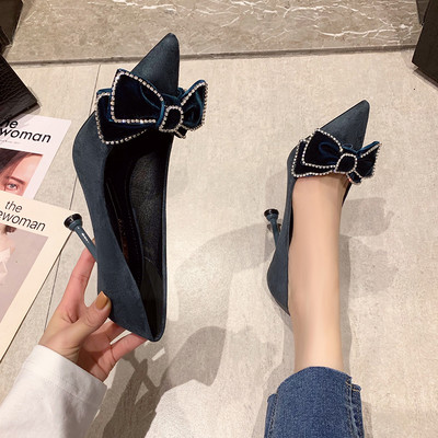 Elegantne ženske cipele od eko brušene kože s trakom i kamenčićima