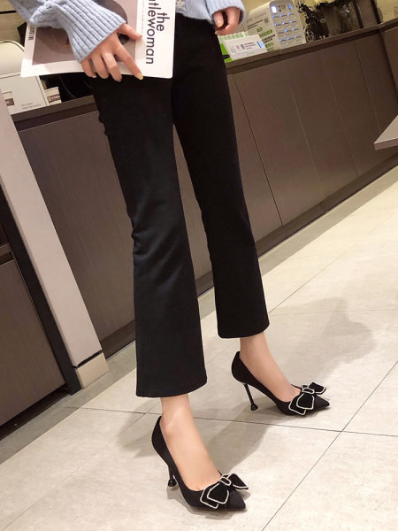 Elegantne ženske cipele od eko brušene kože s trakom i kamenčićima