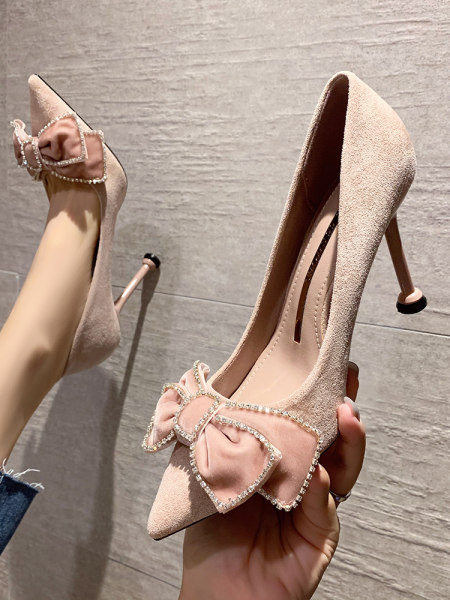 Elegantne ženske cipele od eko brušene kože s trakom i kamenčićima