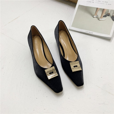 Novi model ženskih cipela na visoku petu i metalnu kopču