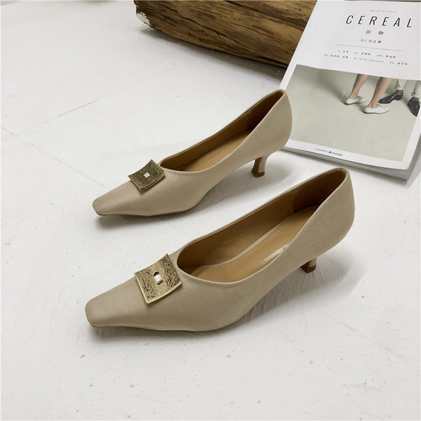 Novi model ženskih cipela na visoku petu i metalnu kopču