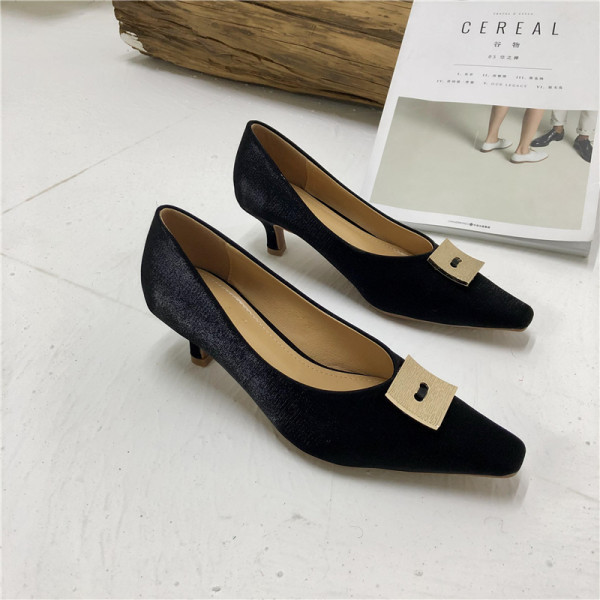 Novi model ženskih cipela na visoku petu i metalnu kopču