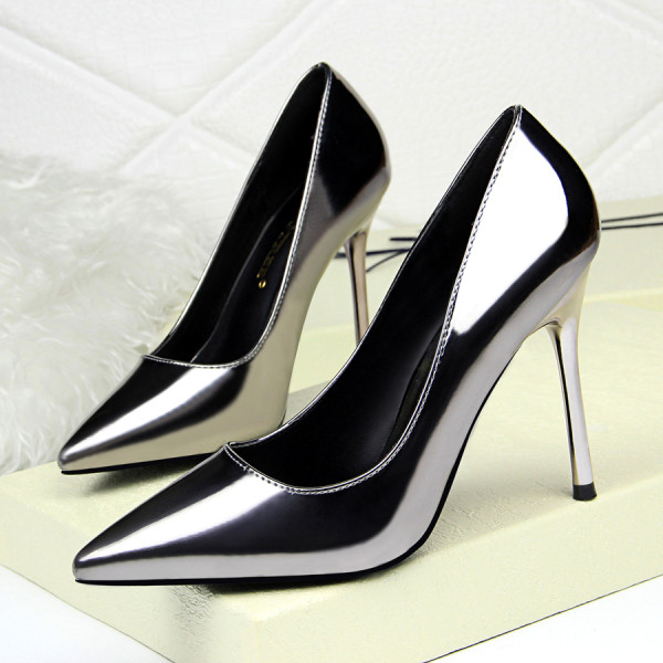 Lakirane ženske cipele sa petom od 10 cm