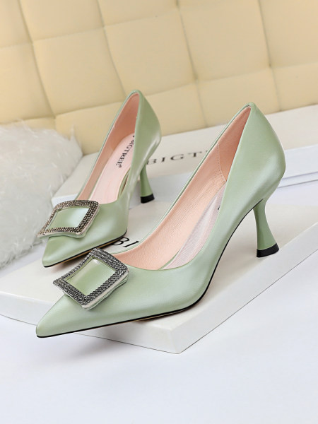 Moderne ženske kožne cipele s kopčom i petom od 7 cm