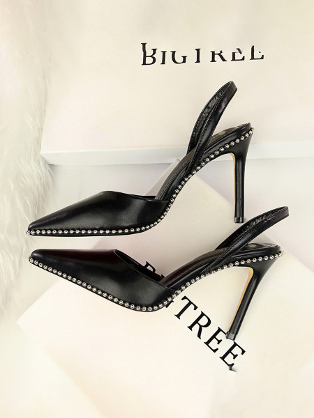 Ženske sandale od umjetne kože sa metalnim cekerima