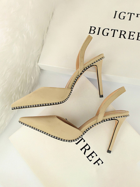 Ženske sandale od umjetne kože sa metalnim cekerima