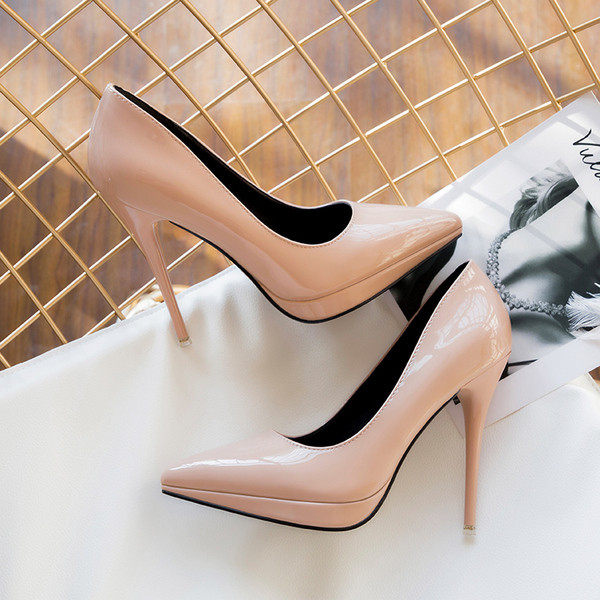Ženske lakirane cipele na visoku petu i platformu jednobojni model