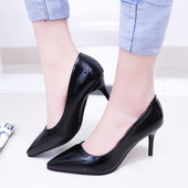 Moderni ženski model cipela na špic - u bijeloj i crnoj boji