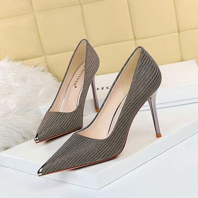 Elegantne ženske cipele na špic s tankom petom