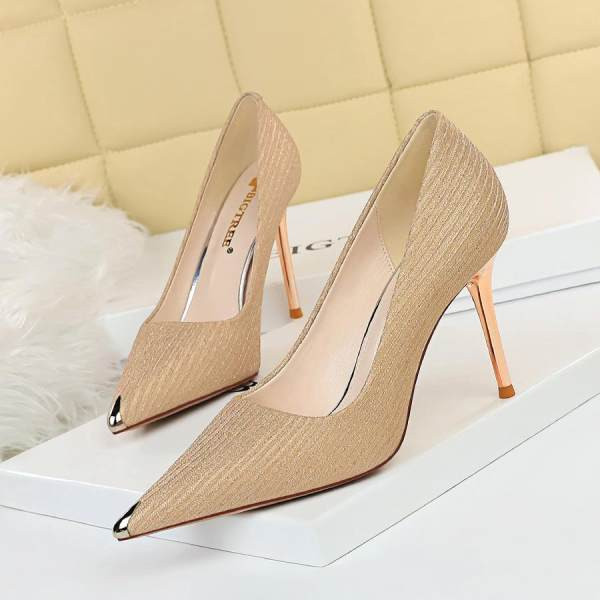 Elegantne ženske cipele na špic s tankom petom