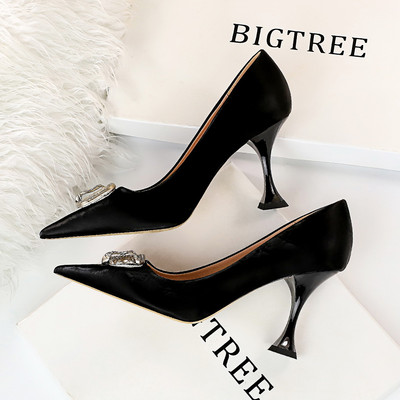 Moderne ženske kožne cipele s kamenčićima