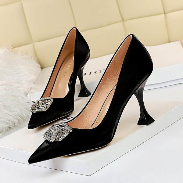 Moderne ženske kožne cipele s kamenčićima