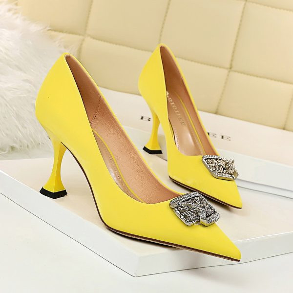 Moderne ženske kožne cipele s kamenčićima