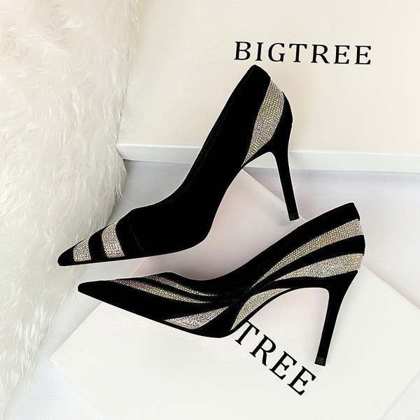 Elegantne ženske cipele s kamenčićima i tankom petom