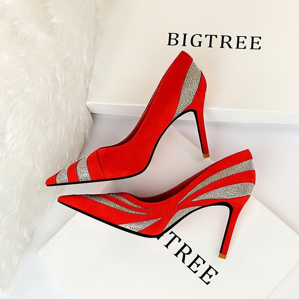 Elegantne ženske cipele s kamenčićima i tankom petom