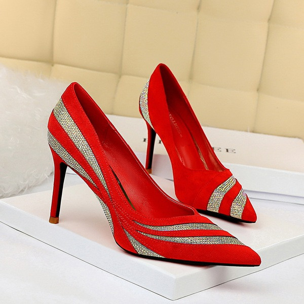 Elegantne ženske cipele s kamenčićima i tankom petom