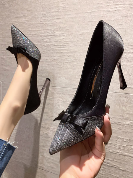 Ženske cipele od eko kože sa trakom i petom