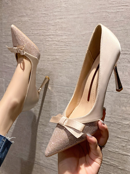 Ženske cipele od eko kože sa trakom i petom