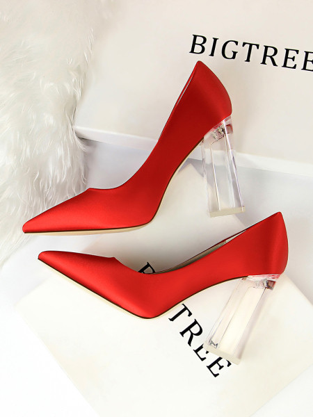 Novi model ženskih cipela sa prozirnom petom u više boja